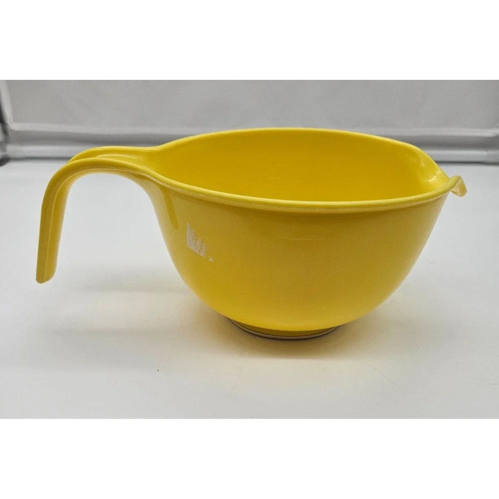 Vintage Rubbermaid Yellow Batter Bowl 3004 Pour Spout Handle 1.5 Qt Retro Bowl